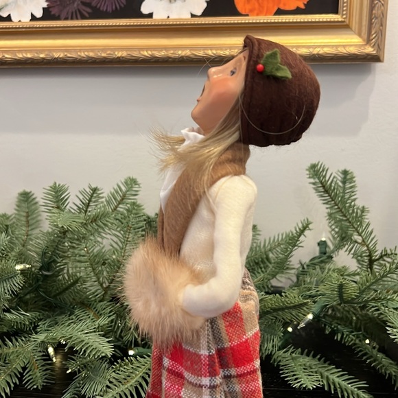 Byers’ Choice Caroler - Picture 4 of 9